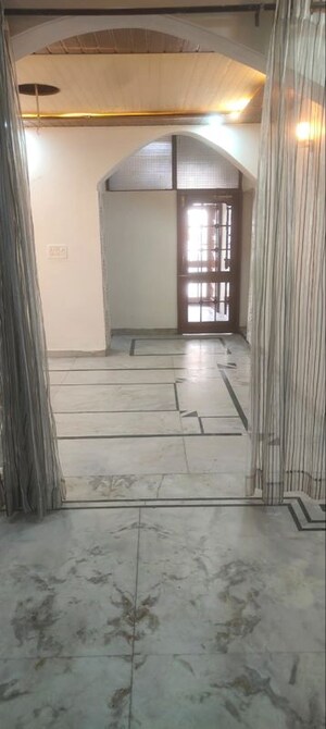 Room in 3 BHK Builder Floor at Sector 7 – for Rent