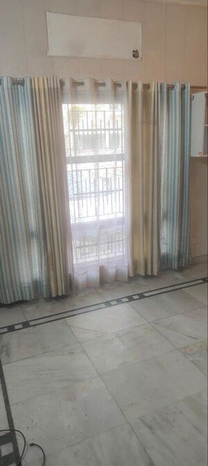 Room in 3 BHK Builder Floor at Sector 7 – for Rent