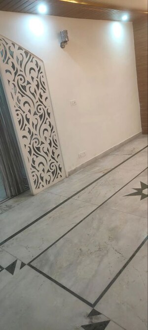 Room in 3 BHK Builder Floor at Sector 7 – for Rent