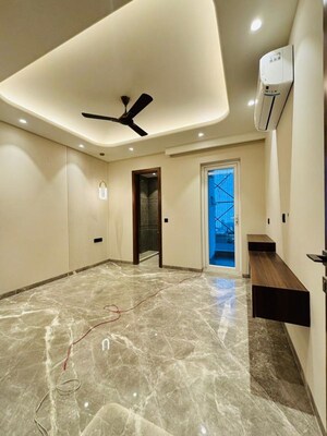 Room in 3 BHK Builder Floor at BPTP Green Oaks, Sector 70a – for Sale