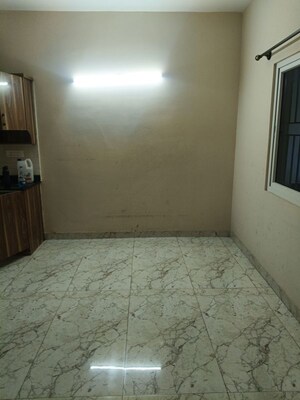 Room in 2 BHK Apartment at Embassy Icon, Infantry Road – for Rent