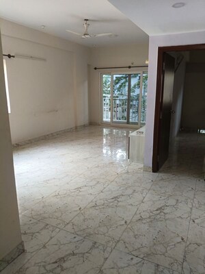 Room in 2 BHK Apartment at Embassy Icon, Infantry Road – for Rent