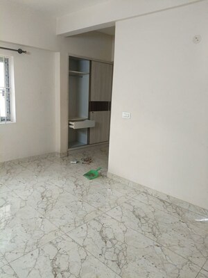 Room in 2 BHK Apartment at Embassy Icon, Infantry Road – for Rent