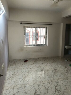 Room in 2 BHK Apartment at Embassy Icon, Infantry Road – for Rent