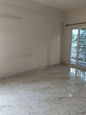Room in 2 BHK Apartment at Embassy Icon, Infantry Road – for Rent