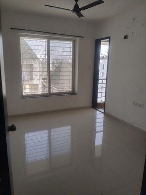 Room in 2 BHK Apartment at Sunshree Crown, Kondhwa – for Rent