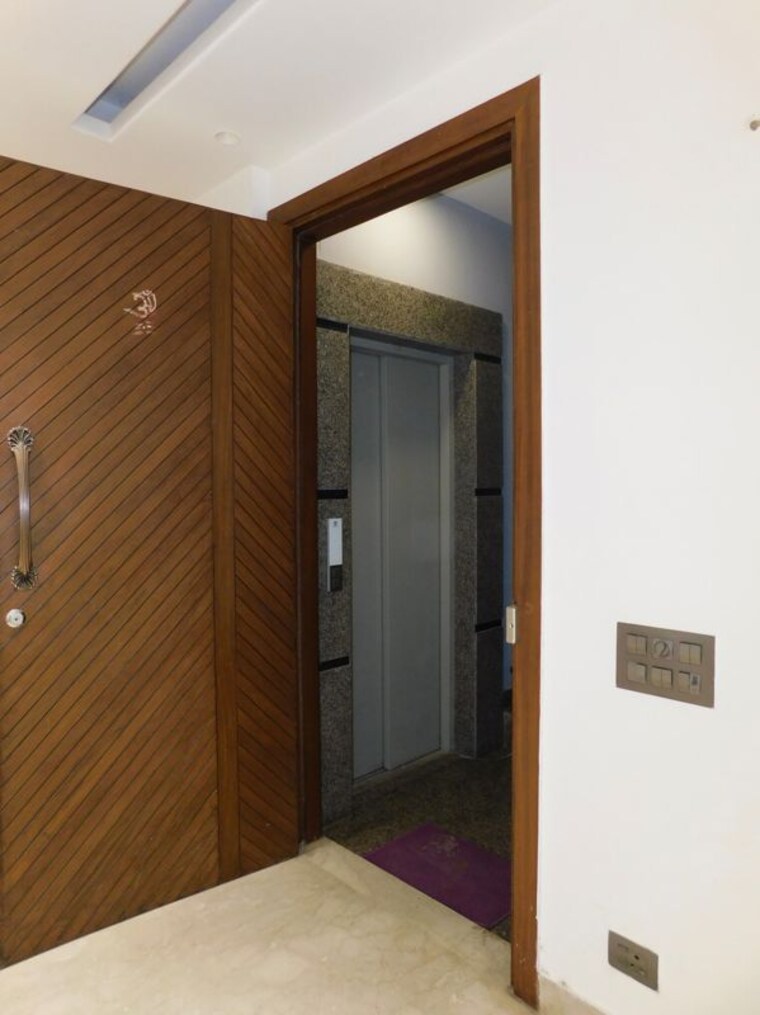 Room, east of kailash 3 Bedroom 1200 Sq.Ft. Builder Floor In East Of Kailash Delhi 10319891