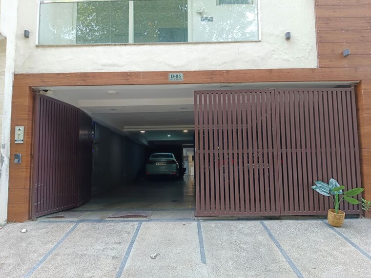  Parking, east of kailash 3 Bedroom 1200 Sq.Ft. Builder Floor In East Of Kailash Delhi 10319891