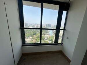 Room in 3 BHK Apartment at Kalpataru Magnus, Bandra East – for Rent