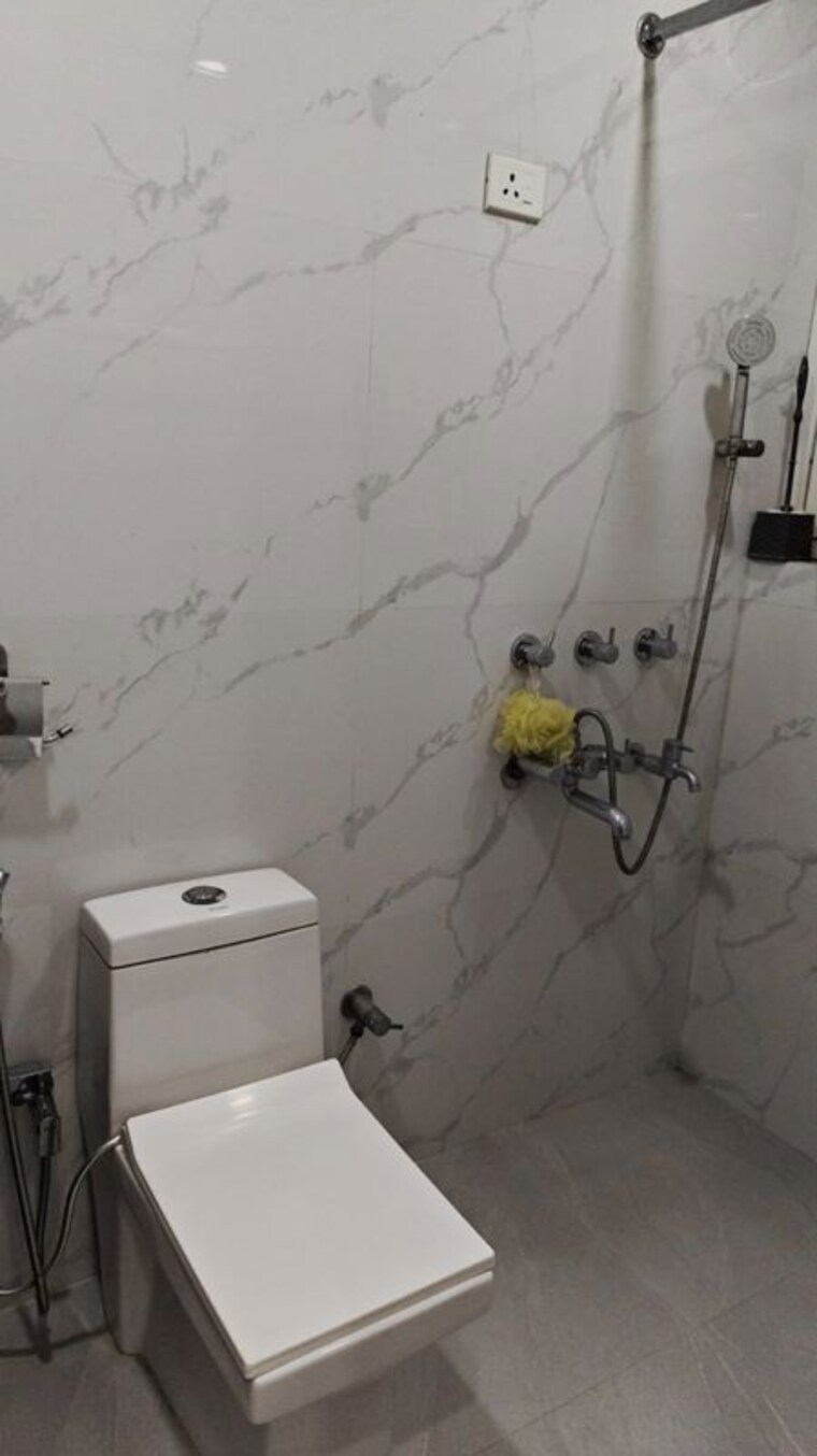 Bathroom, avantika colony 3 Bedroom 150 Sq.Yd. Builder Floor In Avantika Colony Ghaziabad 10319951