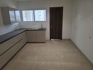 Room in 5 BHK Apartment at Banjara Hills – for Rent