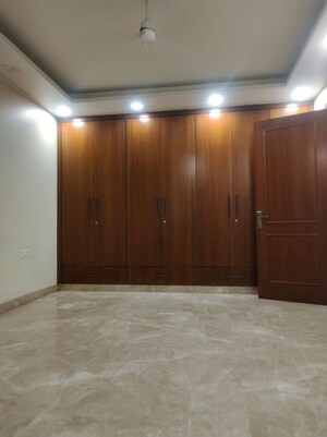 Room in 4 BHK Builder Floor at New Friends Colony – for Rent
