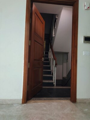 Furnished Amenities in 4 BHK Builder Floor at New Friends Colony – for Rent