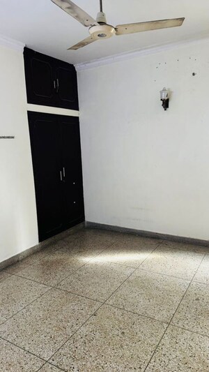 2 BHK Builder Floor For Rent in Sarvapriya Vihar