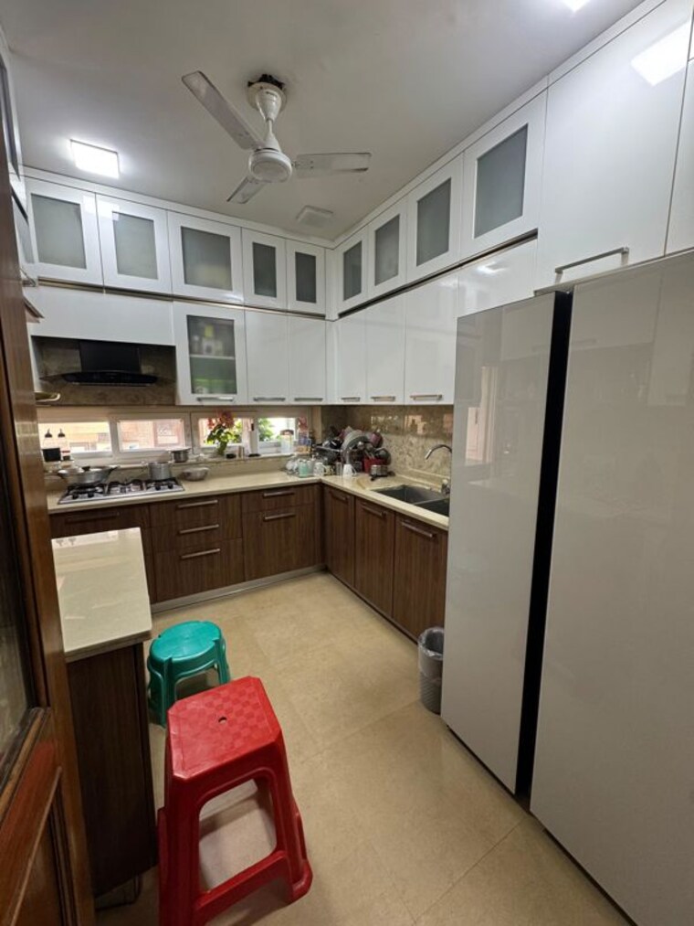 Kitchen, safdarjung enclave 3 Bedroom 500 Sq.Yd. Builder Floor In Safdarjung Enclave Delhi 10320200