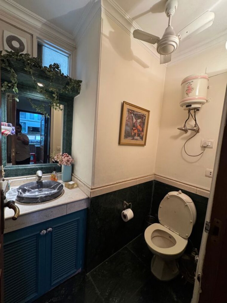 Bathroom, safdarjung enclave 3 Bedroom 500 Sq.Yd. Builder Floor In Safdarjung Enclave Delhi 10320200
