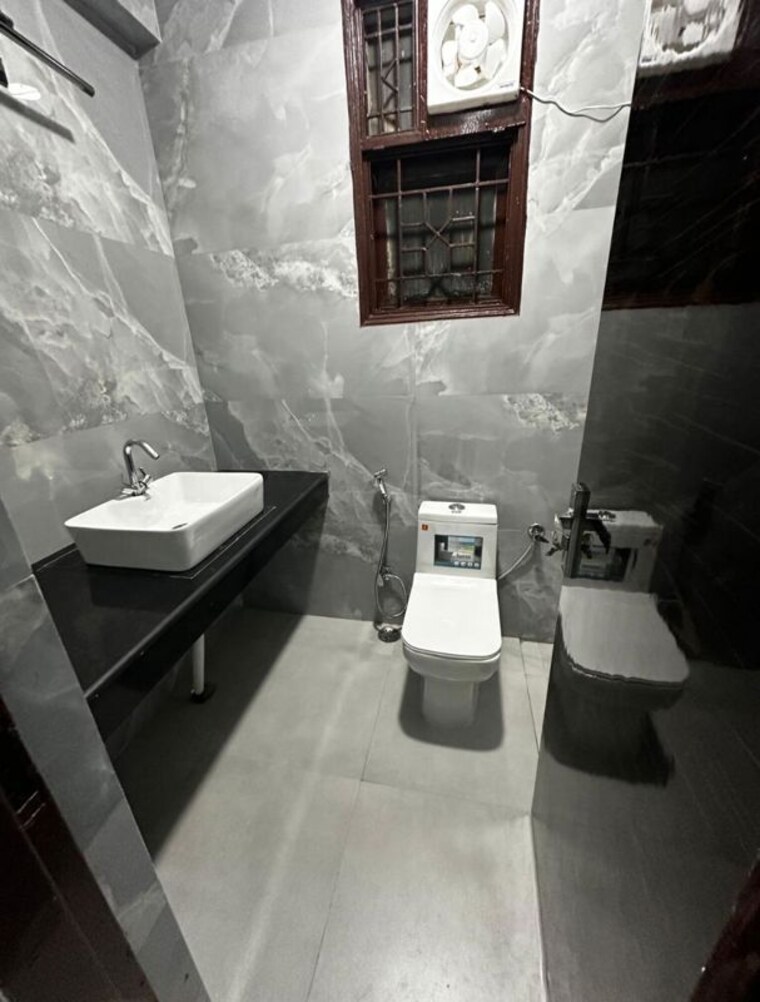 Washroom, navjeevan vihar 3 Bedroom 250 Sq.Yd. Builder Floor In Navjeevan Vihar Delhi 10320205