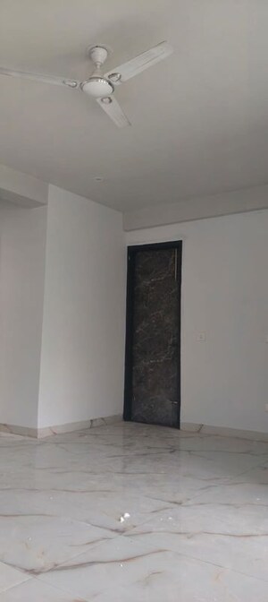 Room in 3.5 BHK Builder Floor at Tulip Mall, Sector 46 – for Rent