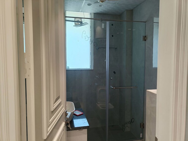 Washroom, central-park-i 5 Bedroom 5083 Sq.Ft. Apartment In Sector 42 Gurgaon 10320273