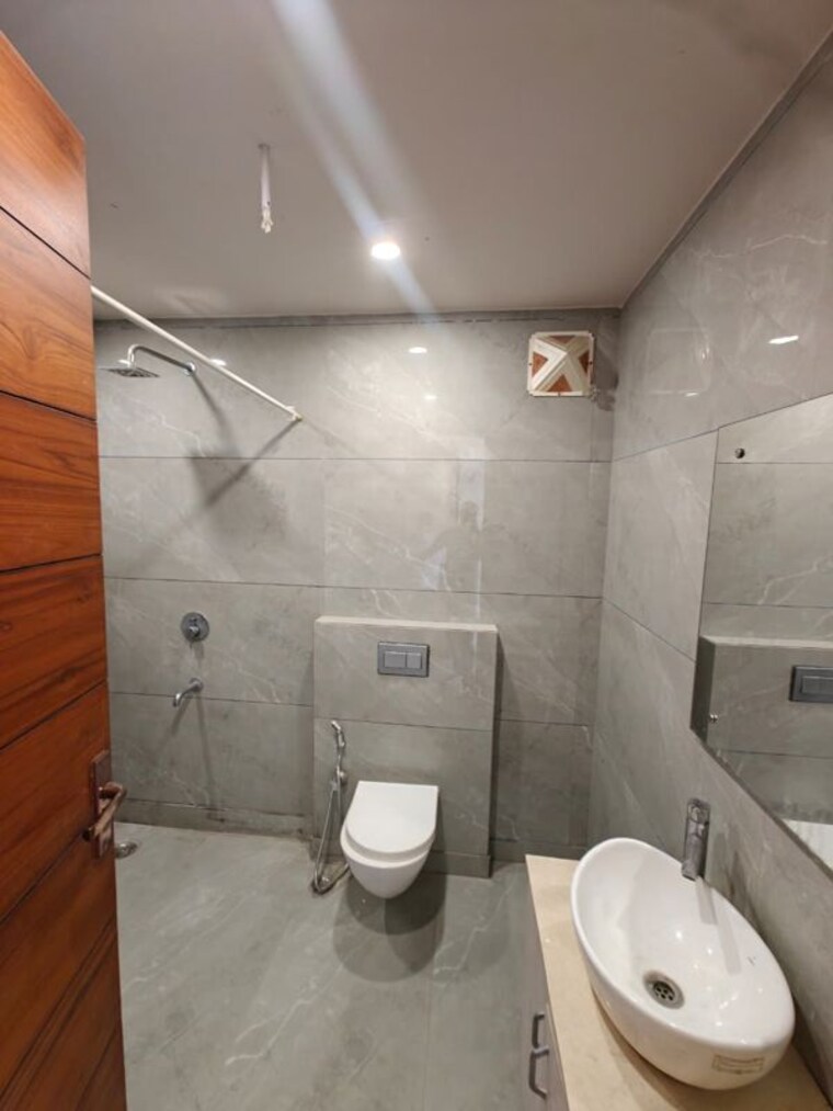 Bathroom, unitech-uniworld-city 4 Bedroom 2870 Sq.Ft. Apartment In Sector 30 Gurgaon 10320285