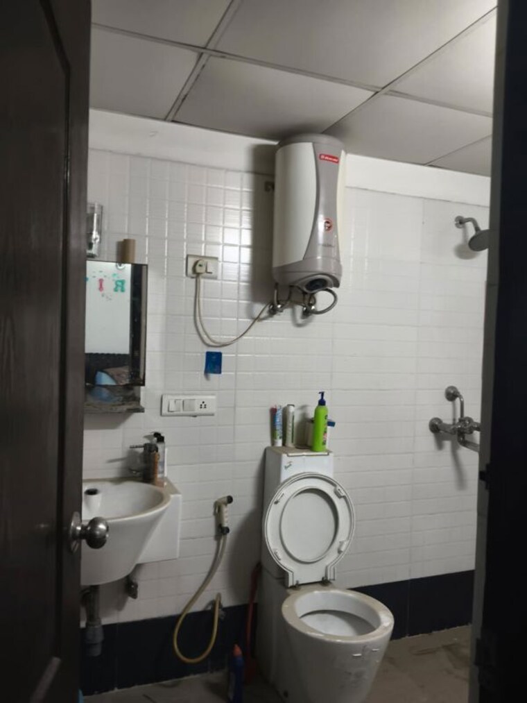 Attached Bathroom, carterpuri village 1.5 Bedroom 60 Sq.Yd. Apartment In Carterpuri Village Gurgaon 10320263