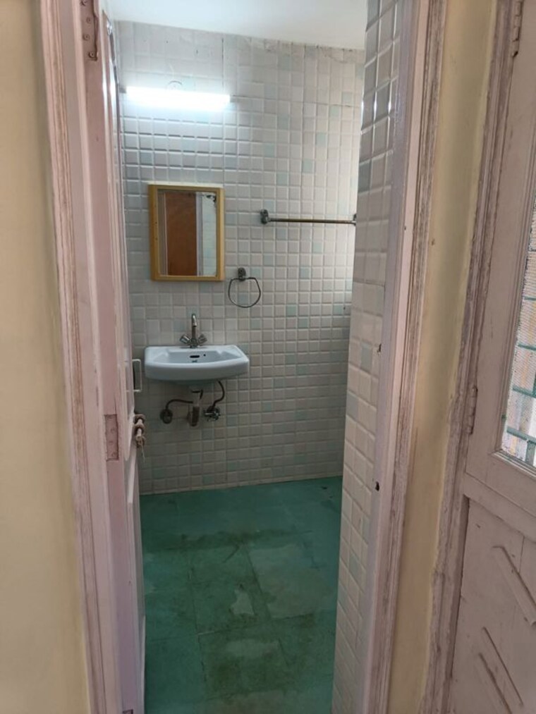 Bathroom, jubilee-apartments 2 Bedroom 1100 Sq.Ft. Apartment In Sector 15 Gurgaon 10320302