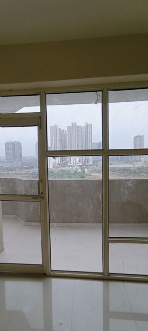 Room in 2 BHK Apartment at Pyramid Midtown, Sector 59 – for Rent