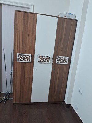 Room in 5 BHK Apartment at Shakti the Sky Lark  Apartment, Sector 52 – for Rent