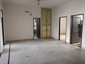 Room in 3 BHK Builder Floor at Sector 46 – for Rent