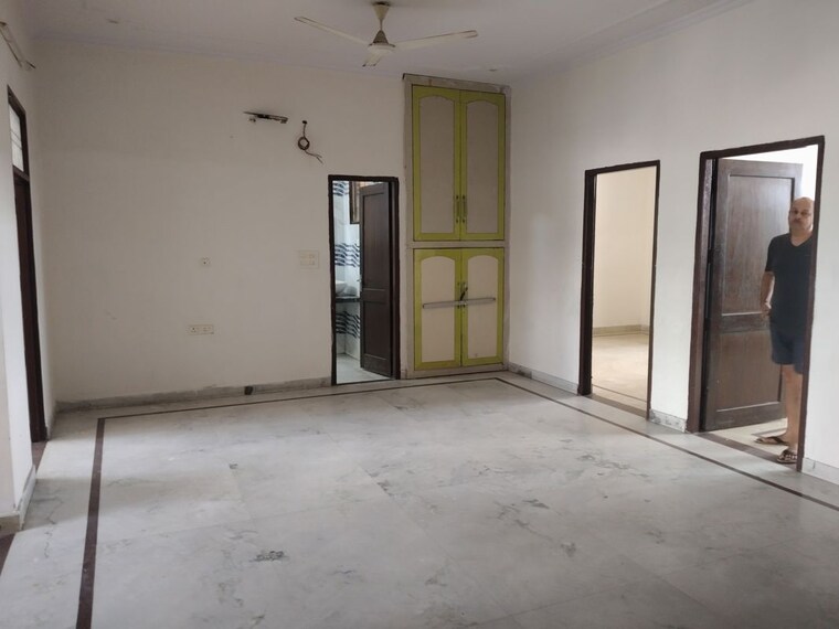 Room, sector 46 3 Bedroom 250 Sq.Yd. Builder Floor In Sector 46 Faridabad 10320448