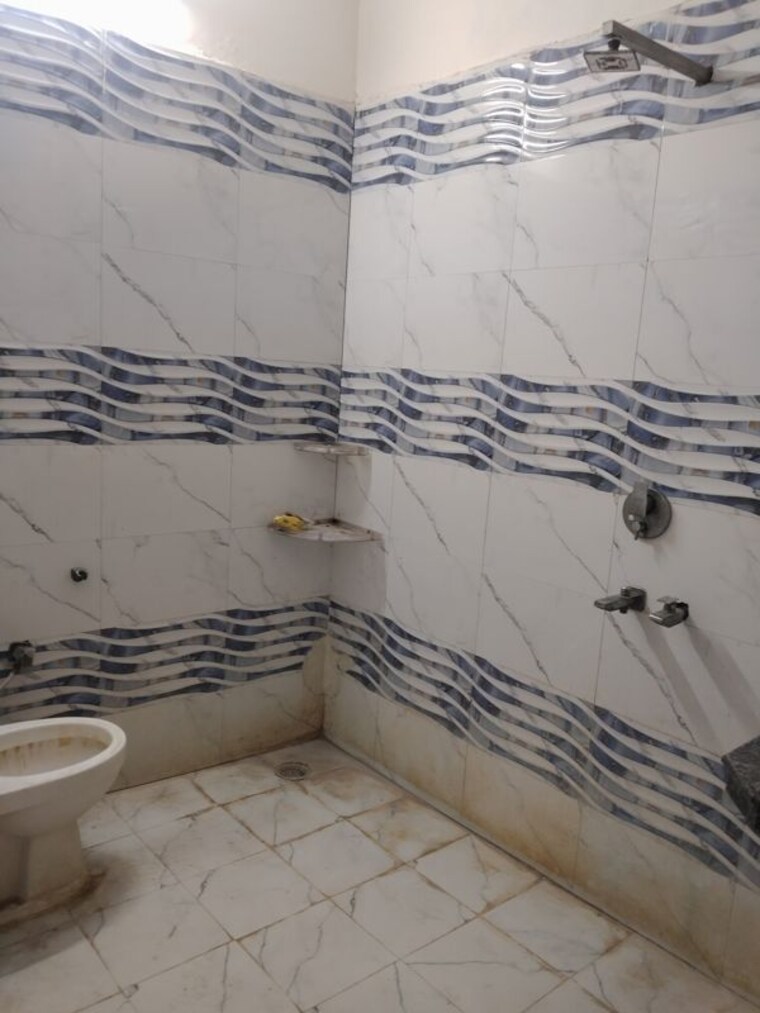 Bathroom, sector 46 3 Bedroom 250 Sq.Yd. Builder Floor In Sector 46 Faridabad 10320448