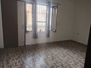 Room in 3 BHK Builder Floor at Sector 46 – for Rent