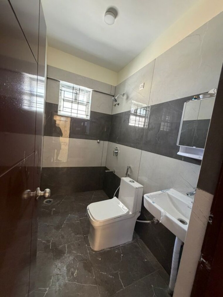 Bathroom, mukunda-nandanam 3 Bedroom 1500 Sq.Ft. Apartment In Kodigehalli Bangalore 10318869