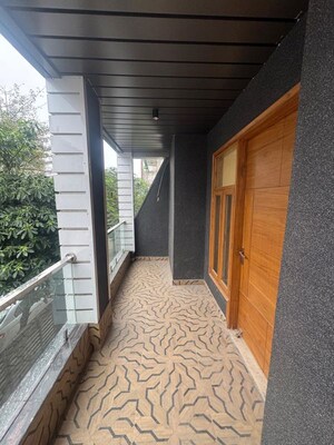 Building Lobby in 3 BHK Builder Floor at Srishti Greenfield Homes, Green Fields Colony – for Sale