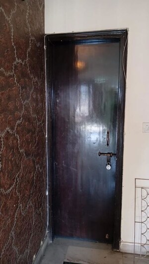 Furnished Amenities in 4 BHK Apartment at Alok Vihar, Sector 50 – for Rent