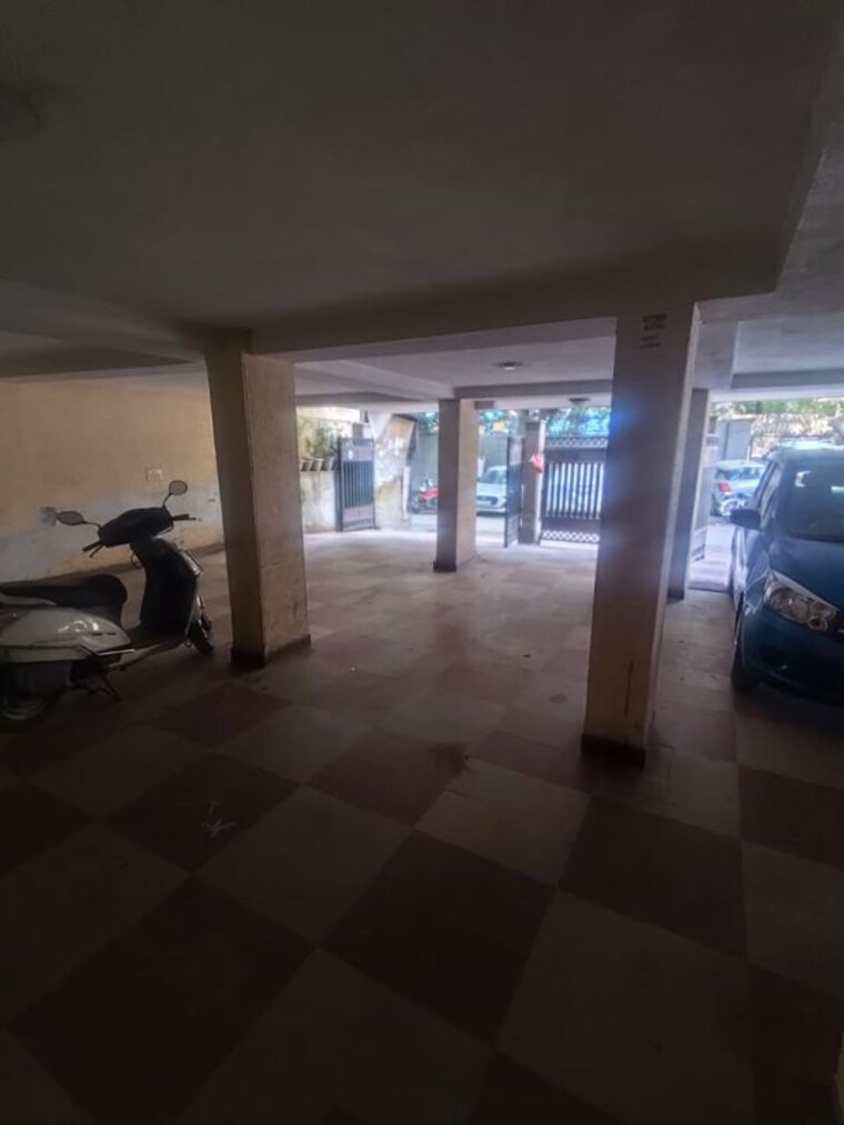  Parking, malviya nagar 3 Bedroom 200 Sq.Yd. Apartment In Malviya Nagar Delhi 10320974