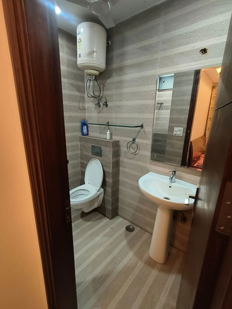 Bathroom, east of kailash 3 Bedroom 1800 Sq.Ft. Builder Floor In East Of Kailash Delhi 10321051