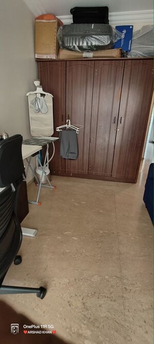 Room in 3 BHK Apartment at Ekta Everglades, Bandra West – for Rent