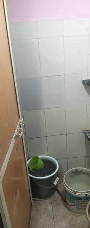 Bathroom in 1.5 BHK Independent House at Dahisar East – for Rent
