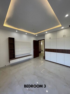 Room in 3 BHK Builder Floor at Sector 21 – for Rent