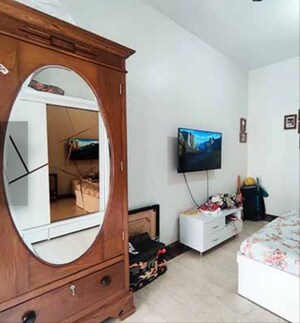 Furnished Amenities in 3 BHK Apartment at Highland Tower, Lokhandwala – for Rent