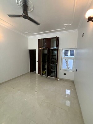 Room in 4 BHK Apartment at Mansarovar Apartments Noida, Sector 61 – for Rent