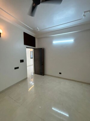 Room in 4 BHK Apartment at Mansarovar Apartments Noida, Sector 61 – for Rent