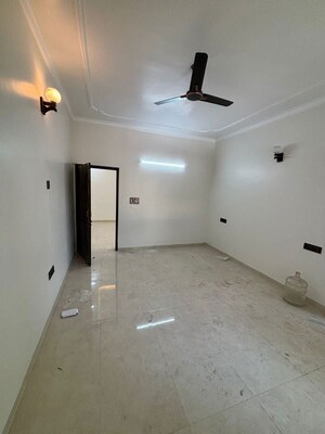 Room in 4 BHK Apartment at Mansarovar Apartments Noida, Sector 61 – for Rent