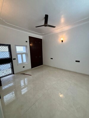 Room in 4 BHK Apartment at Mansarovar Apartments Noida, Sector 61 – for Rent