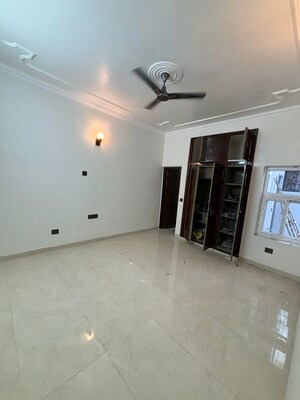 Room in 4 BHK Apartment at Mansarovar Apartments Noida, Sector 61 – for Rent