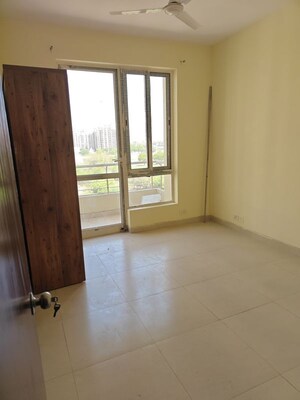 Room in 2.5 BHK Apartment at Indiabulls Centrum Park, Sector 103 – for Sale