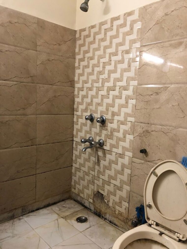 Bathroom, sushant lok i 2 Bedroom 120 Sq.Yd. Builder Floor In Sushant Lok I Gurgaon 10321662