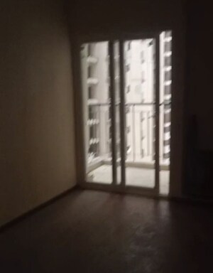 Room in 2 BHK Apartment at Amrapali Dream Valley, Tech Zone 4 Greater Noida – for Rent
