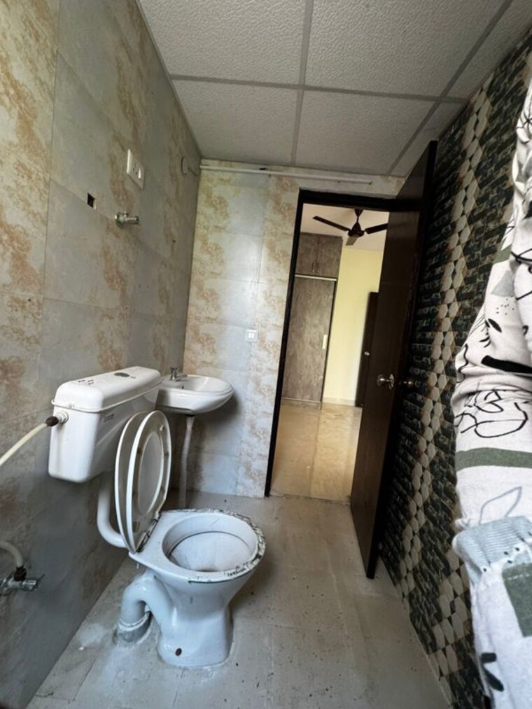 Bathroom, signature-global-park-4-and-5 2.5 Bedroom 1181 Sq.Ft. Builder Floor In Sohna Sector 36 Gurgaon 10321793